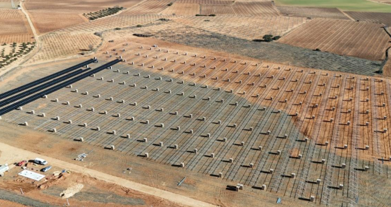 Planta solar fotovoltaica de 5 MWp en Iniesta, Cuenca, con estructura hincada ALRUTÁN en fase de instalación
