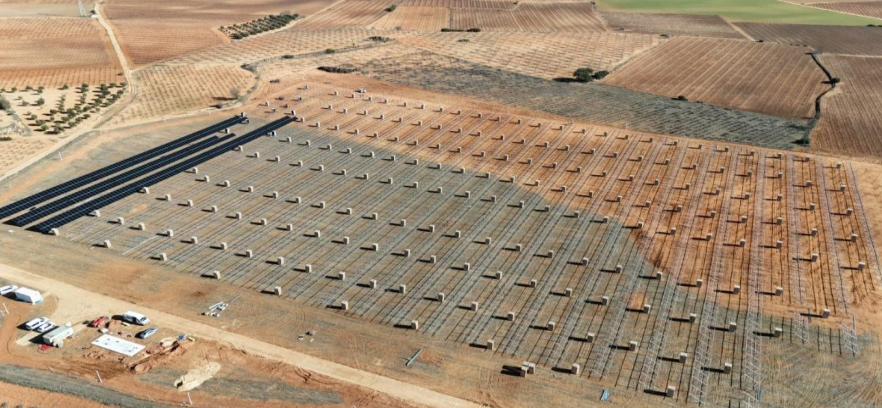 Planta solar fotovoltaica de 5 MWp en Iniesta, Cuenca, con estructura hincada ALRUTÁN en fase de instalación