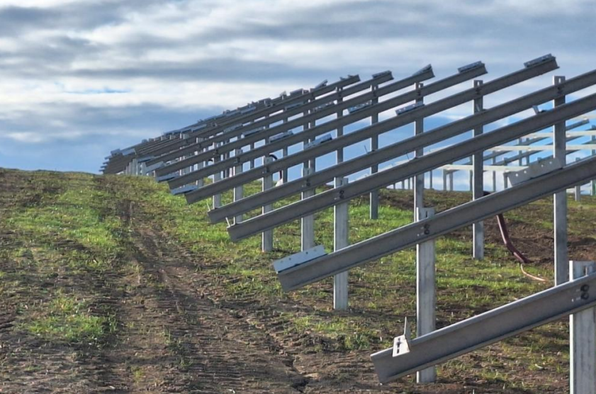 Estructura metálica hincada para planta solar fotovoltaica de 2,3 MWp en Mengíbar, Jaén