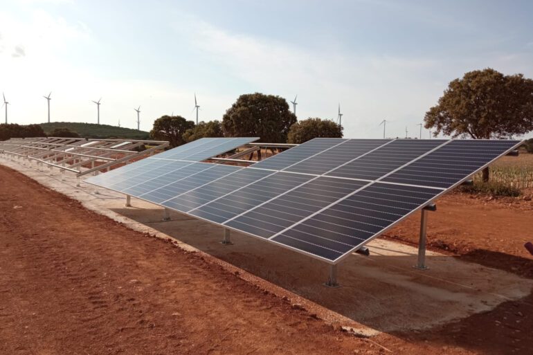 Módulos fotovoltaicos sobre estructura hincada biposte Alrutan