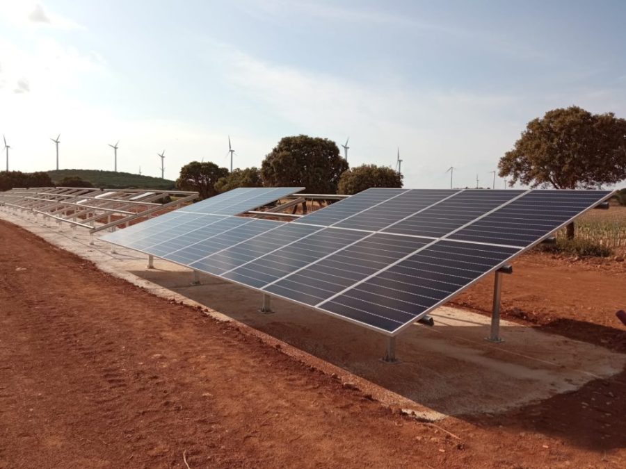 Módulos fotovoltaicos sobre estructura hincada biposte Alrutan