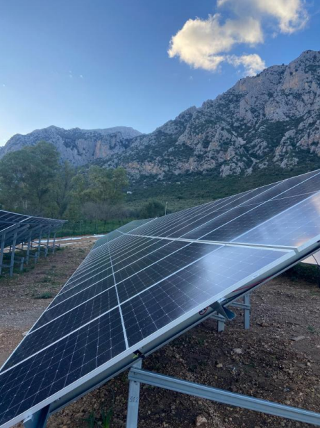Estructura solar fija con módulos fotovoltaicos instalados sobre terreno en entorno montañoso
