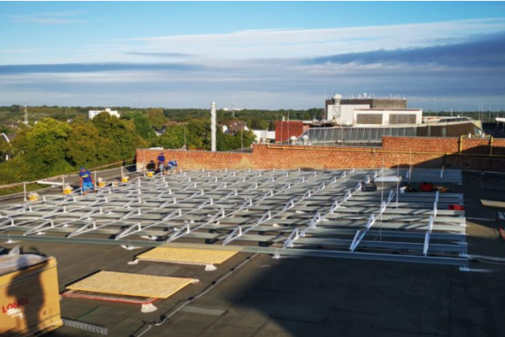 Estructura fotovoltaica en cubierta industrial plana