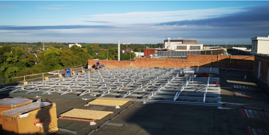 Estructura solar para instalación fotovoltaica en cubierta industrial plana con sistema de soporte metálico