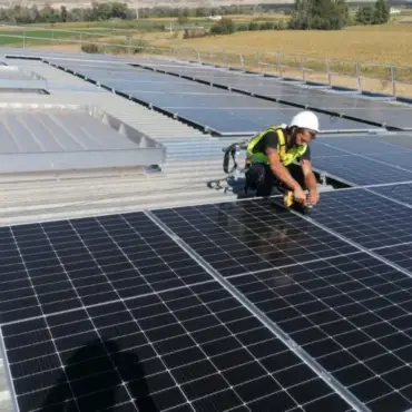 Detalle de filas perfectamente alineadas de paneles solares montados sobre robustas estructuras metálicas fijas de SunSupport en un proyecto a gran escala.